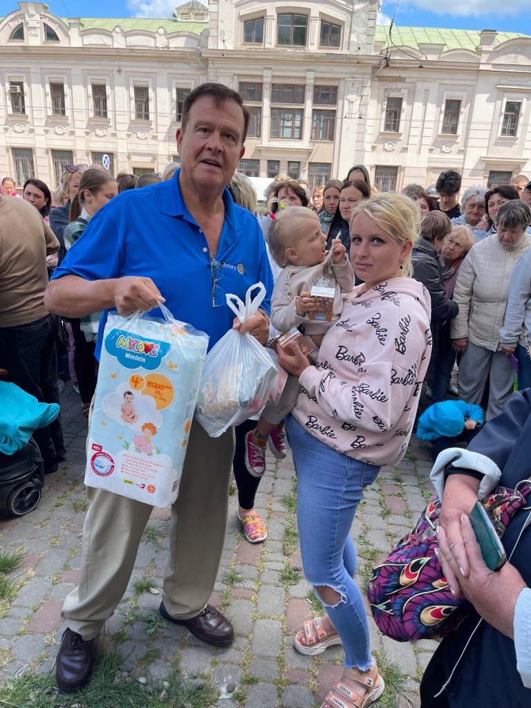 Handing out diapers in Chernvitsi.