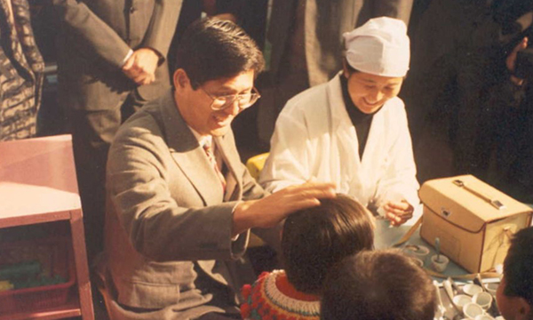 Dr. Omi vaccinates children in China